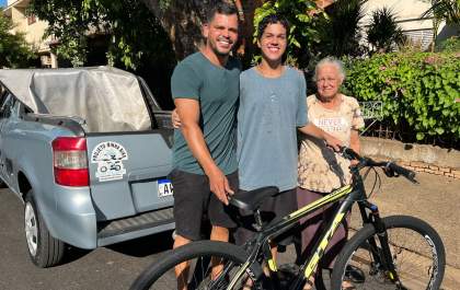 Adolescente assaltado com facão é presenteado pelo projeto ‘Minha Bike’