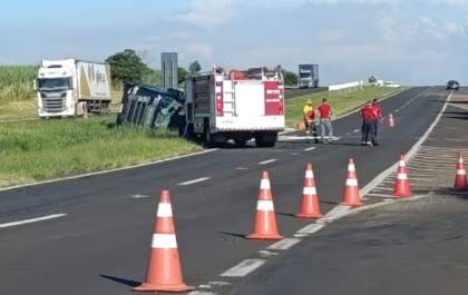 Tombamento de caminhão com produto químico interdita trecho da Rondon