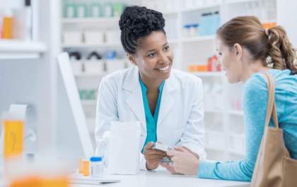Nova resolução autoriza farmacêuticos a prescrever remédios com receita
