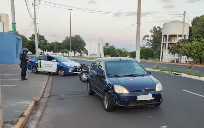 Guarda Municipal flagra motorista dormindo dentro de carro ligado no meio da avenida dos Araçás