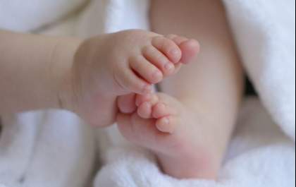 Bebê de mulher com suspeita de dengue que morreu após parto segue internado
