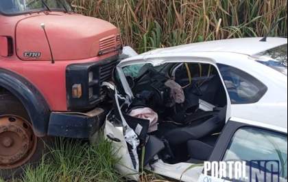Colisão de caminhão em carro deixa 2 feridos