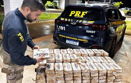 Motorista é preso com 233 quilos de pasta base de cocaína entre carga de amendoim