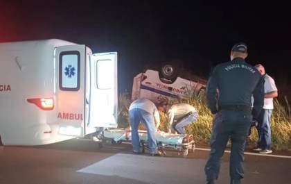 Ambulância com criança de 3 anos capota após colisão na MS-395