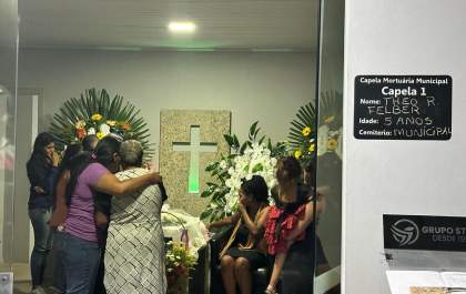 Corpo do menino Théo, de 5 anos é velado na Capela Municipal