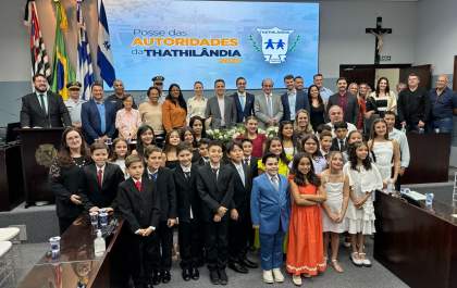 ‘Autoridades’ da Thathilândia tomam posse em cerimônia concorrida