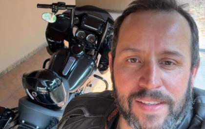 Motociclista bate em meio-fio e morre após ser arremessado contra placa