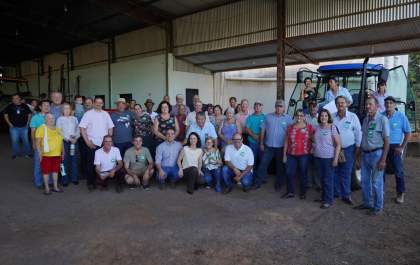 Prefeitura entrega equipamentos agrícolas para associações rurais