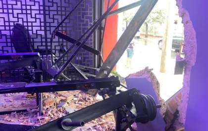 Mulher invade academia com carro desgovernado em Guararapes