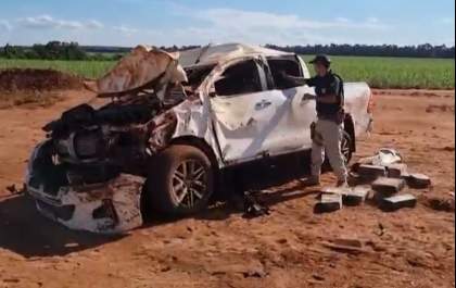 Homem é preso com mais de 1 tonelada de maconha após capotar caminhonete