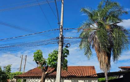 Moradores alertam para perigo de fios caídos nas ruas de Três Lagoas