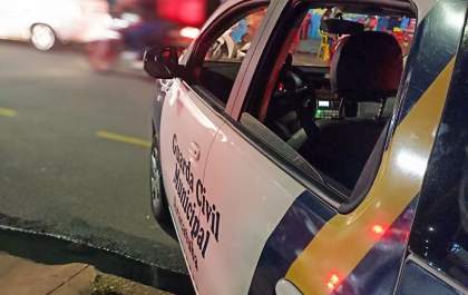 Dupla é presa após jovem ser flagrado pela Guarda Municipal empinando moto no São José