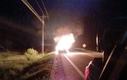 Veículo pega fogo e é destruído por incêndio na MS-395