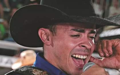 Cowboy cantor Johanderson é internado em Três Lagoas após acidente em montaria