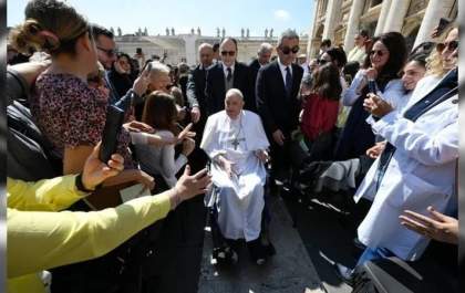 Após internação, Papa Francisco faz primeira aparição no Vaticano