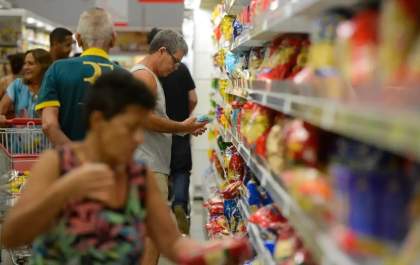 Preços dos alimentos cairão mais nas próximas semanas, diz ministro