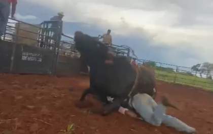 Peão de rodeio sofre acidente durante treinamento