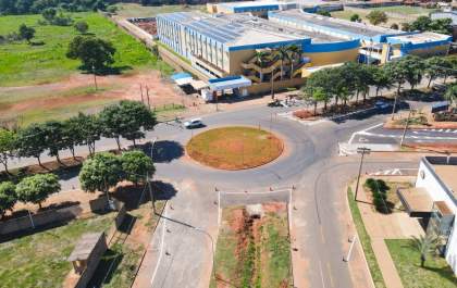 Rotatória em frente à AEMS é finalizada e liga três avenidas