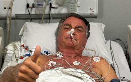 Internado com dores abdominais, Bolsonaro diz que cirurgia está descartada por enquanto