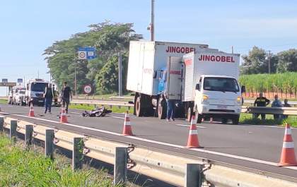 Motociclista na contramão tem ferimentos graves ao bater em caminhão na Rondon