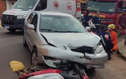 Motociclista fica ferida após colisão entre carro e moto em Três Lagoas