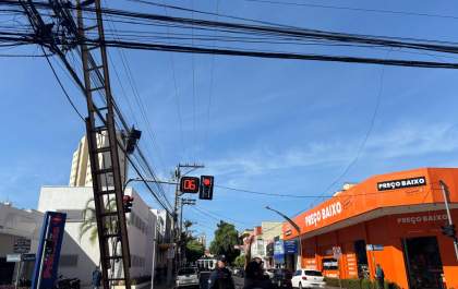 Guarda Municipal de Birigui interrompe instalação de cabos de internet em poste sem autorização