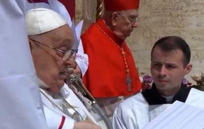 Papa Francisco defende liberdade religiosa em mensagem de Páscoa e anda de papamóvel