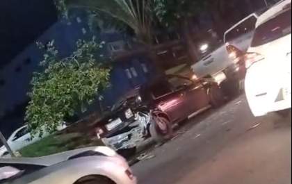 Carro é prensado entre caminhonetes na Fundadores