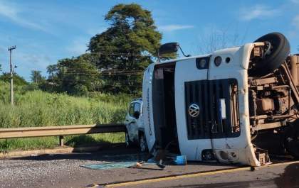 Caminhão tomba após colisão com carro em rodovia em Buritama