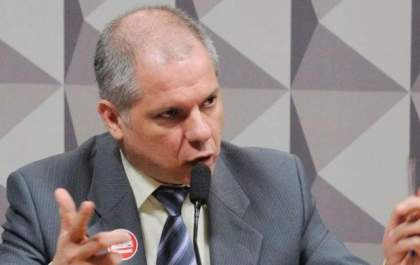 Presidente do INSS é afastado após operação da PF contra fraudes em aposentadorias