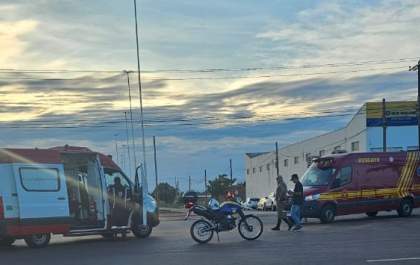 Acidente entre carro e moto deixa ferido na Avenida Ranulpho Marques Leal