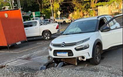Mulher e criança são atendidas pelo resgate após carro entrar em área de obra