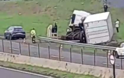 Caminhão tomba na Rondon próximo do acesso a Birigui