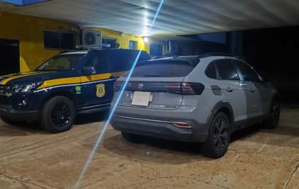 PRF recupera carro furtado com placas falsas em Água Clara