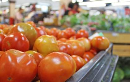 Tomate pesa no bolso e vira o maior vilão da inflação em abril