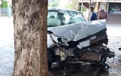 Carro bate em ônibus em cruzamento na Torres Homem