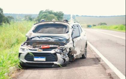 Veículos colidem de frente na BR-267