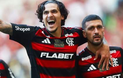 Flamengo goleia Corinthians no Maracanã e assume liderança do Brasileirão