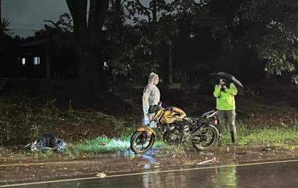 Mulher morre após moto ser atingida por caminhonete na estrada Caran Rezek