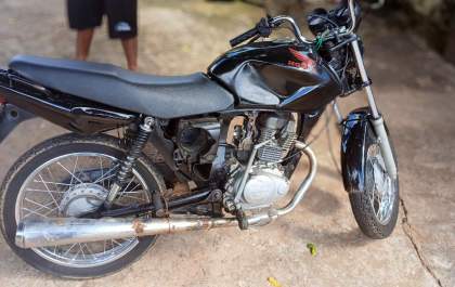 Jovem é preso após ser flagrado pela Guarda Municipal empinando moto