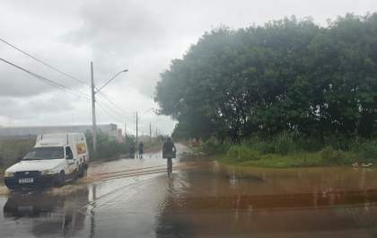 Três Lagoas amanhece alagada após forte chuva na madrugada