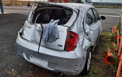 Homem para prestar socorro após acidente e tem carro furtado