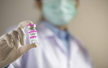 Vacina contra HPV: até que idade tomar e por que ela é essencial para prevenir o câncer de colo do útero?