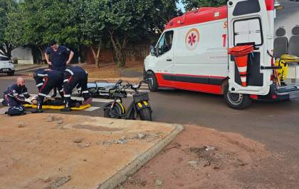 Motociclista fica ferido após bater moto elétrica em meio-fio