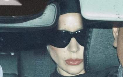 Loucura e dedicação: fãs fazem loucuras para show de Lady Gaga no Rio