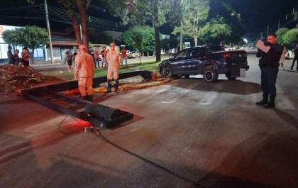 Motorista bêbado colide com semáforo em cruzamento de Três Lagoas
