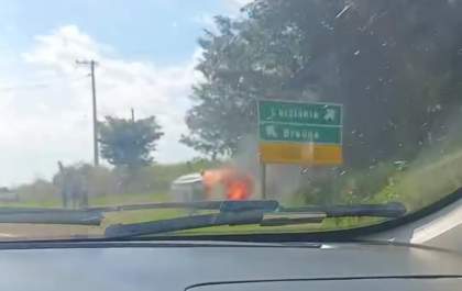 Carro capota e pega fogo em rodovia