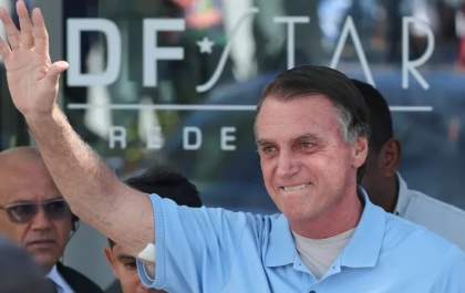 Bolsonaro recebe alta após 3 semanas internado em Brasília