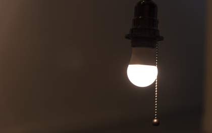 Bandeira amarela na conta de luz já está valendo; veja como economizar