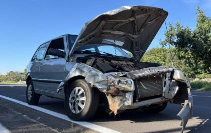 Mulher é socorrida após colisão entre carros na frente do Unisalesiano